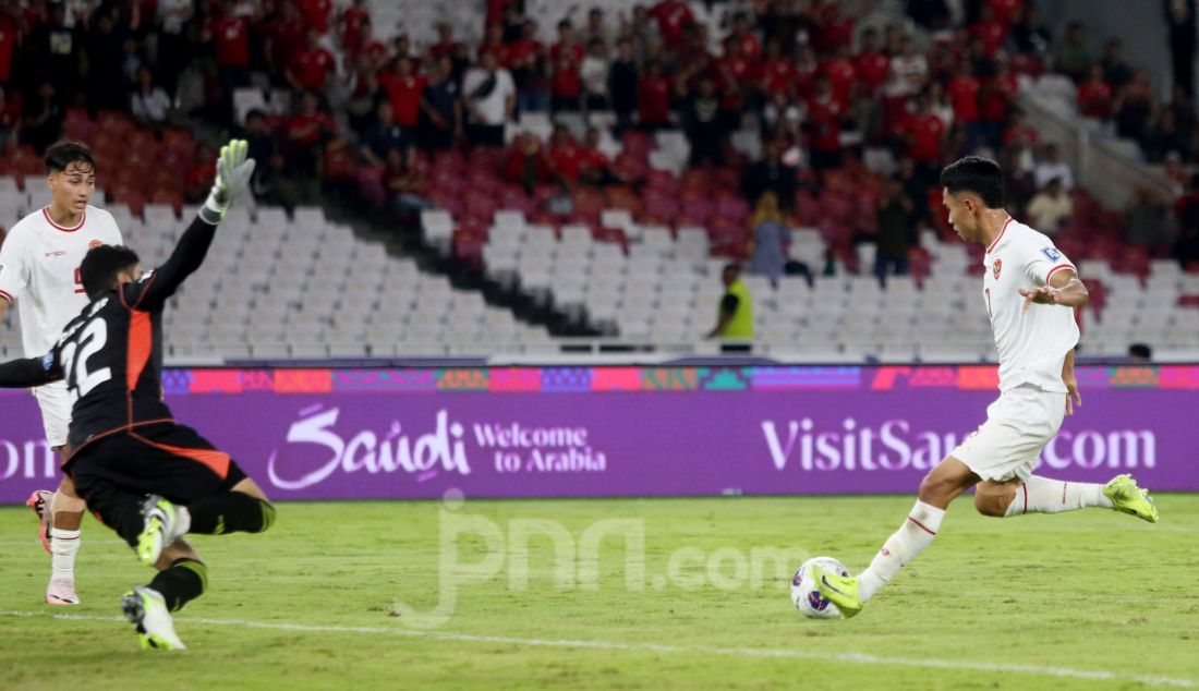 Pesepak bola Indonesia Marselino Ferdinan saat mencetak gol ke gawang Arab Saudi dalam pertandingan Grup C putaran ketiga Kualifikasi Piala Dunia 2026 Zona Asia antara Indonesia melawan Arab Saudi di Stadion Utama Gelora Bung Karno, Senayan, Jakarta, Selasa (19/11). Indonesia menang atas Arab Saudi dengan skor 2-0. - JPNN.com