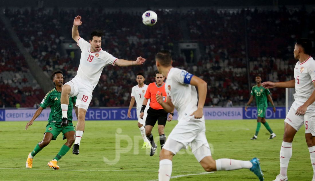 Pesepak bola Indonesia Thom Jan Haye dalam pertandingan Grup C putaran ketiga Kualifikasi Piala Dunia 2026 Zona Asia antara Indonesia melawan Arab Saudi di Stadion Utama Gelora Bung Karno, Senayan, Jakarta, Selasa (19/11). Indonesia menang atas Arab Saudi dengan skor 2-0. - JPNN.com