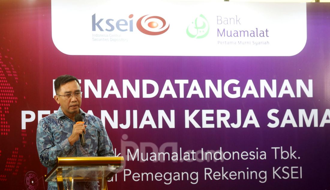 Direktur PT Bank Muamalat Indonesia Tbk Karno saat penandatanganan perjanjian kerja sama Bank Muamalat sebagai pemegang rekening KSEI di Jakarta, Rabu, (20/11). Bank Muamalat resmi menjadi bank kustodian setelah mendapatkan persetujuan dari Otoritas Jasa Keuangan. Bank Muamalat kini siap melayani transaksi investor pasar modal yang berkaitan dengan efek syariah seperti saham syariah, sukuk, dan reksa dana syariah. - JPNN.com