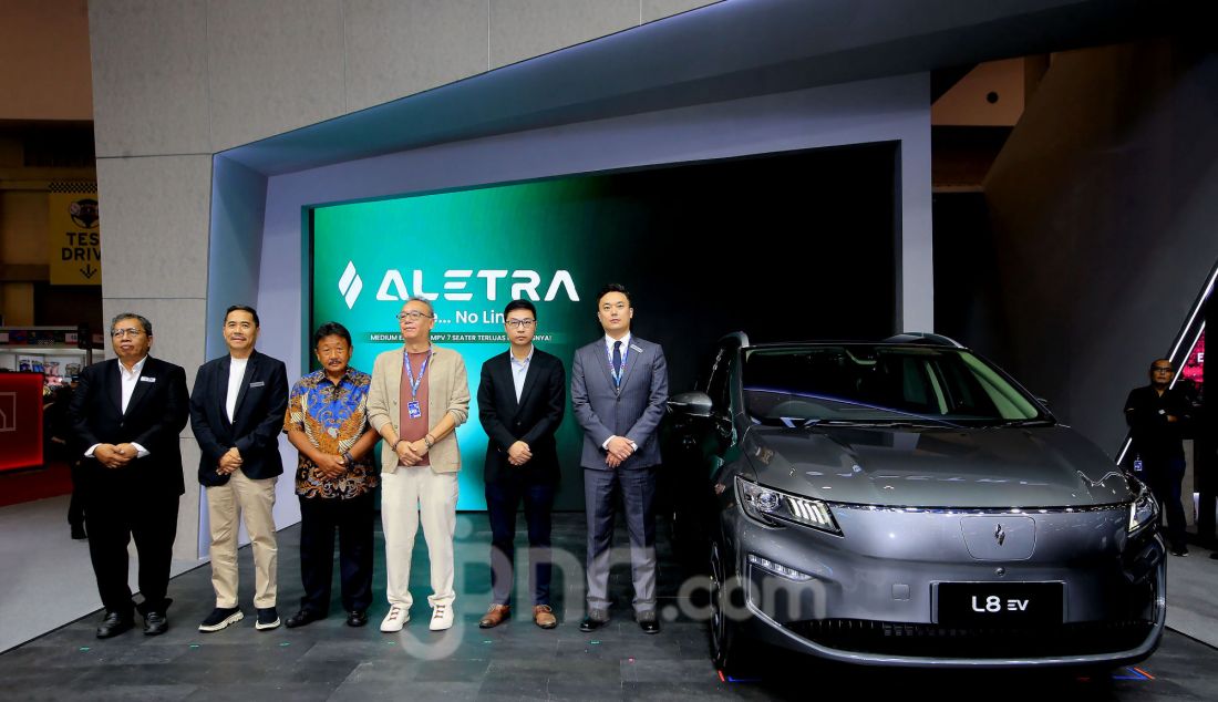 Kiri: Technical Director ALETRA DJoko Purwanto, CEO ALETRA Andre Jodjana, Co-Founder ALETRA Kwee Ryandi Kumala, Chairman & Founder ALETRA Megusdyan Susanto, Project Director of L8 Mr. Peng Jing dan Asia-Pacific Regional Director of LIVAN auto International Sales Company Mr. Wang Xuefeng saat peluncuran mobil listrik L8,EV pada pameran otomotif GAIKINDO Jakarta Auto Week 2024 di Indonesia Convention Exhibition (ICE), Kabupaten Tangerang, Banten, Jumat (22/11). PT Aletra Mobil Nusantara, resmi meluncurkan produk pertamanya di Indonesia ALETRA L8 EV, mobil listrik bertipe MPV 7-seater (Multi-Purpose Vehicle/kendaraan multifungsi dengan 7 kursi). Dibanderol dengan harga mulai dari Rp415 juta, dengan teknologi LFP Battery dengan kapasitas 50,4 kwh dengan garansi baterai 8 tahun/200.000 km. - JPNN.com