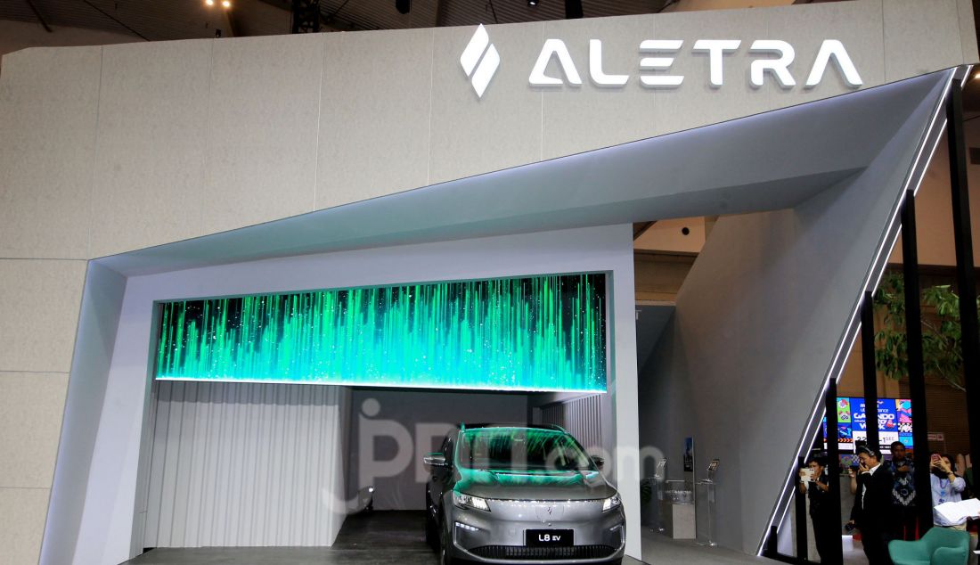 Mobil listrik ALETRA L8 EV yang dipamerkan pada pameran otomotif GAIKINDO Jakarta Auto Week 2024 di ICE BSD, Kabupaten Tangerang, Banten, Jumat (22/11). PT Aletra Mobil Nusantara, resmi meluncurkan produk pertamanya di Indonesia ALETRA L8 EV, mobil listrik bertipe MPV 7-seater (Multi-Purpose Vehicle/kendaraan multifungsi dengan 7 kursi). Dibanderol dengan harga mulai dari Rp415 juta, dengan teknologi LFP Battery dengan kapasitas 50,4 kwh dengan garansi baterai 8 tahun/200 km. - JPNN.com