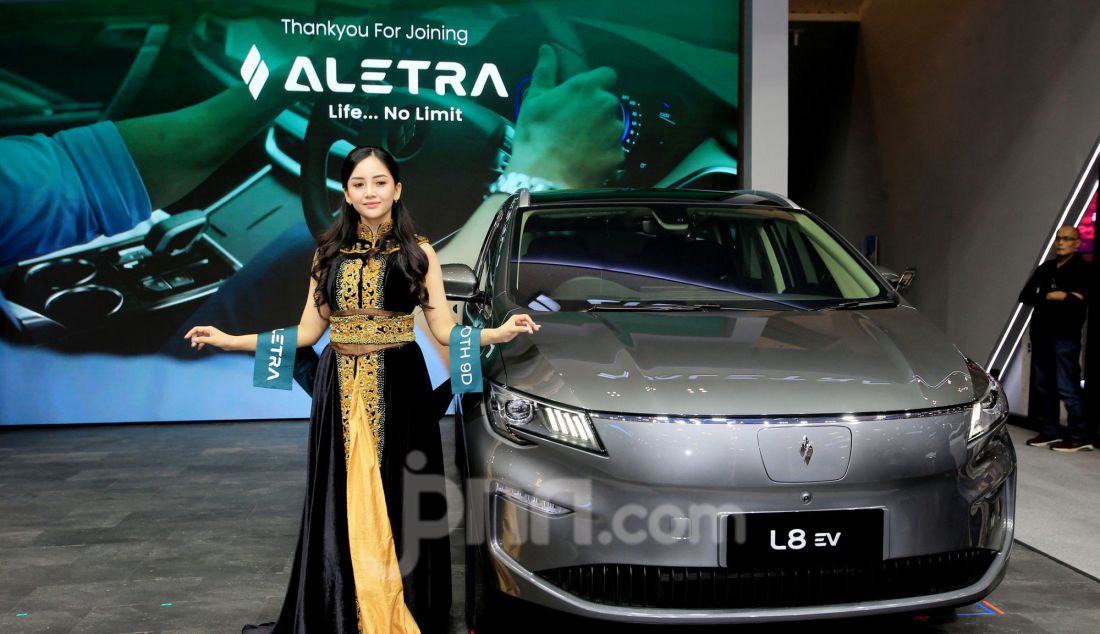 Mobil listrik ALETRA L8 EV yang dipamerkan pada pameran otomotif GAIKINDO Jakarta Auto Week 2024 di ICE BSD, Kabupaten Tangerang, Banten, Jumat (22/11). PT Aletra Mobil Nusantara, resmi meluncurkan produk pertamanya di Indonesia ALETRA L8 EV, mobil listrik bertipe MPV 7-seater (Multi-Purpose Vehicle/kendaraan multifungsi dengan 7 kursi). Dibanderol dengan harga mulai dari Rp 415 juta. - JPNN.com