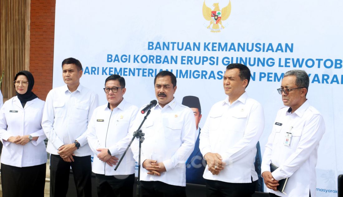 Menteri Imipas Agus Andrianto bersama Wamen Imipas Silmy Karim didampingi Wakasau Marsdya TNI Andyawan Martono Putra saat pengiriman bantuan bagi korban erupsi Gunung Lewotobi Laki-laki di Lanud Halim Perdanakusuma, Jakarta (25/11). Bantuan terdiri dari 25 ton beras, 200 dus susu formula, 7.500 bungkus mie instan, 2.500 biskuit, 2.500 abon, 2.500 paket obat-obatan, 2.500 paket selimut, 3.500 perlengkapan pakaian, dan 500 dus air mineral diberangkatan dengan menggunakan pesawat Hercules TNI AU. - JPNN.com