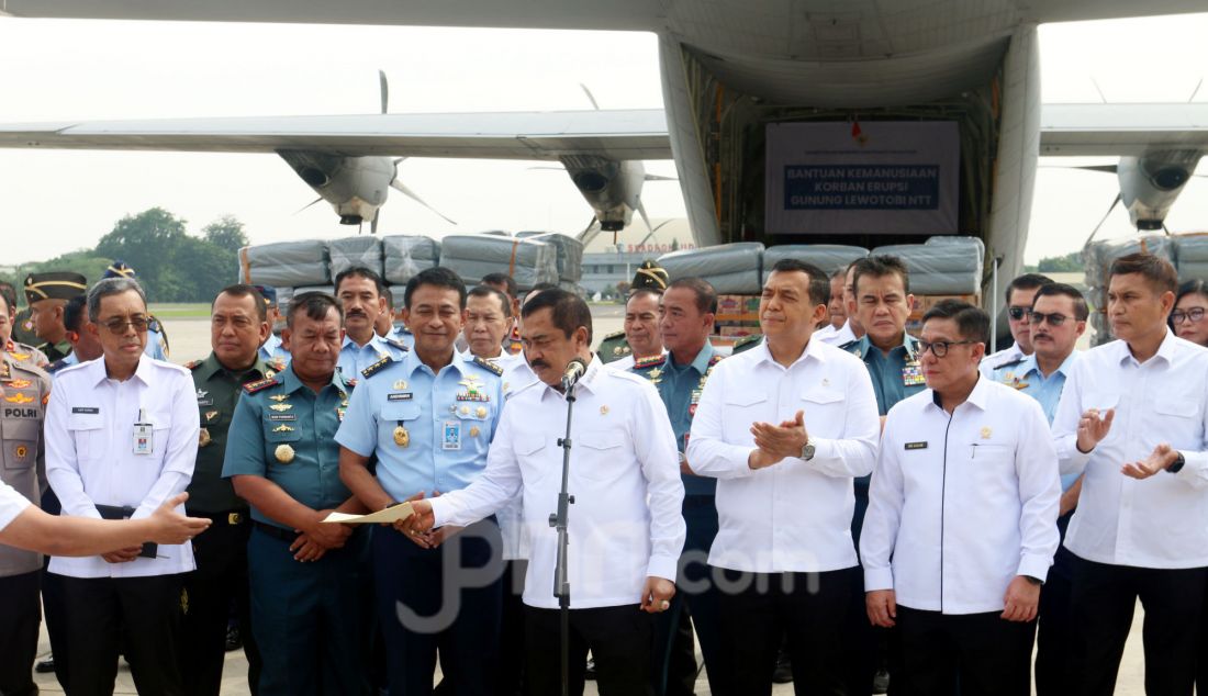 Menteri Imipas Agus Andrianto bersama Wamen Imipas Silmy Karim didampingi Wakasau Marsdya TNI Andyawan Martono Putra saat pengiriman bantuan bagi korban erupsi Gunung Lewotobi Laki-laki di Lanud Halim Perdanakusuma, Jakarta (25/11). Bantuan terdiri dari 25 ton beras, 200 dus susu formula, 7.500 bungkus mie instan, 2.500 biskuit, 2.500 abon, 2.500 paket obat-obatan, 2.500 paket selimut, 3.500 perlengkapan pakaian, dan 500 dus air mineral diberangkatan dengan menggunakan pesawat Hercules TNI AU. - JPNN.com