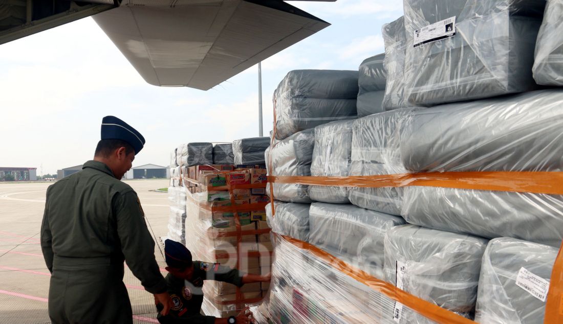 Menteri Imipas Agus Andrianto bersama Wamen Imipas Silmy Karim didampingi Wakasau Marsdya TNI Andyawan Martono Putra saat pengiriman bantuan bagi korban erupsi Gunung Lewotobi Laki-laki di Lanud Halim Perdanakusuma, Jakarta (25/11). Bantuan terdiri dari 25 ton beras, 200 dus susu formula, 7.500 bungkus mie instan, 2.500 biskuit, 2.500 abon, 2.500 paket obat-obatan, 2.500 paket selimut, 3.500 perlengkapan pakaian, dan 500 dus air mineral diberangkatan dengan menggunakan pesawat Hercules TNI AU. - JPNN.com