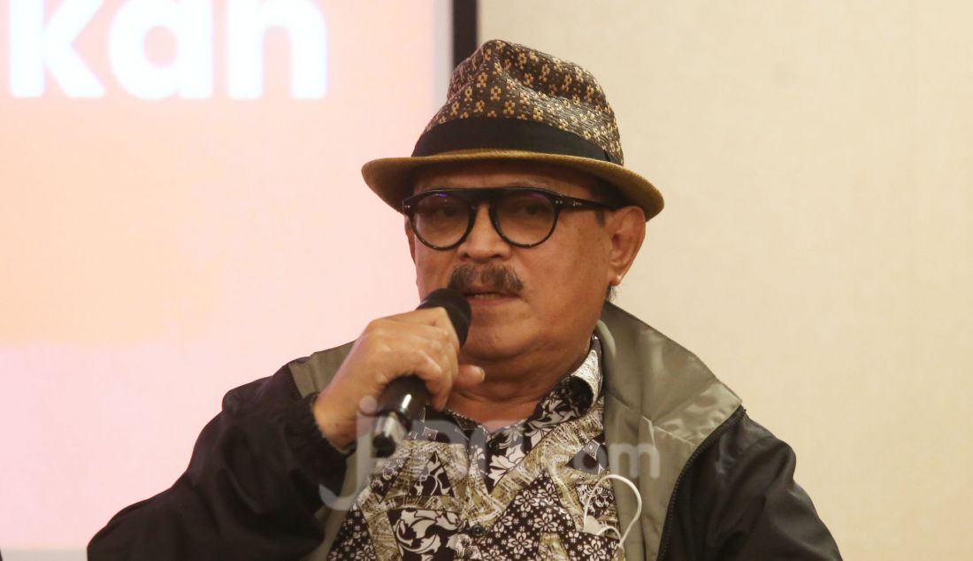 Budayawan Eros Djarot menjadi pembicara pada Seminar Pelanggaran Konstitusi, Etika, Fufufafa dan Akibat Hukumnya, Jakarta, Selasa (26/11). - JPNN.com