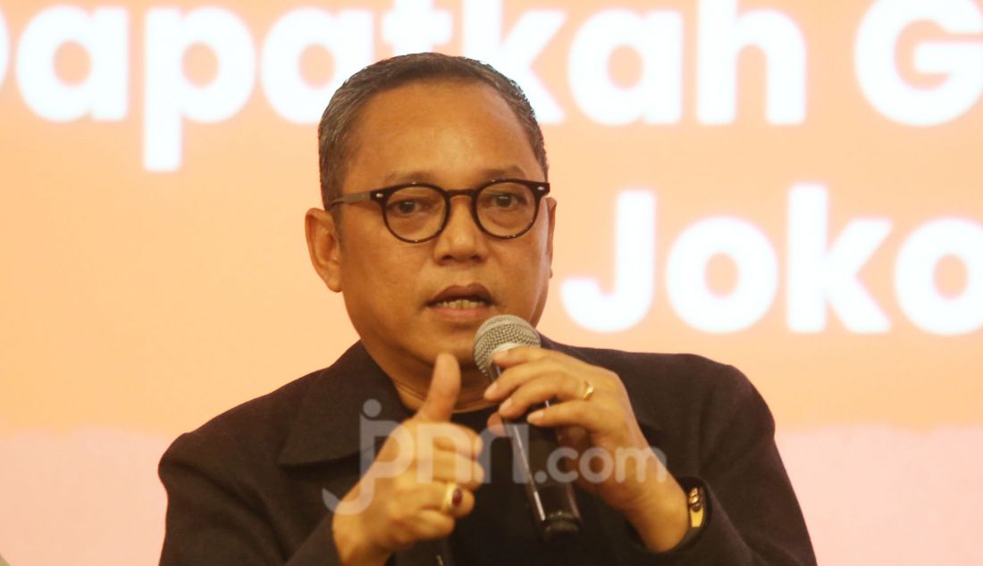 Fraksi PDIP DPRI Deddy Yevri Hanteru Sitorus menjadi pembicara pada Seminar Pelanggaran Konstitusi, Etika, Fufufafa dan Akibat Hukumnya, Jakarta, Selasa (26/11). - JPNN.com