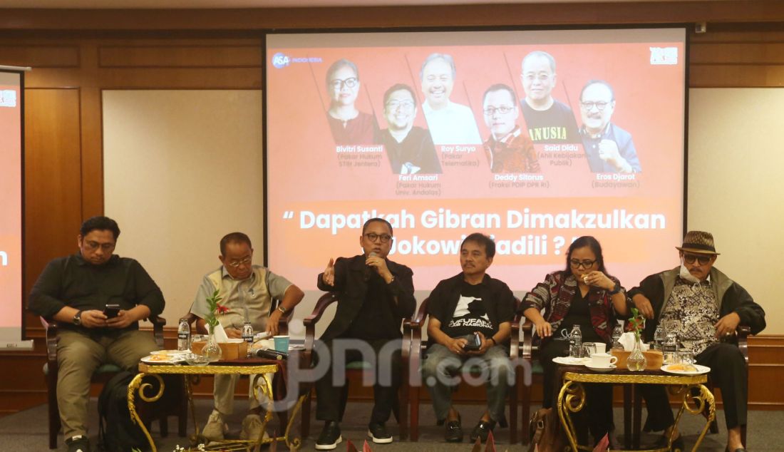 Kiri: Pakar Hukum Univ. Andalas Feri Amsari, Ahli Kebijakan Publik Said Didu, Fraksi PDIP DPRI Deddy Yevri Hanteru Sitorus, PakarTelematika Roy Suryo Notodiprojo, Pakar Hukum STIH Jentera Bivitri Susanti dan Budayawan Eros Djarot menjadi pembicara pada Seminar Pelanggaran Konstitusi, Etika, Fufufafa dan Akibat Hukumnya, Jakarta, Selasa (26/11). - JPNN.com