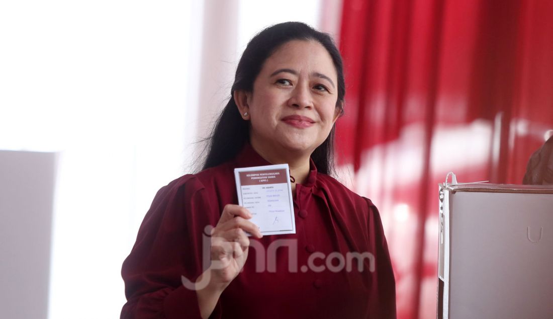 Ketua DPR Puan Maharani menggunakan hak pilih pada Pilkada 2024 di TPS 024, Kebagusan, Jakarta Selatan, Rabu (27/11). - JPNN.com