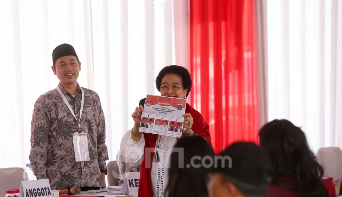 Presiden RI ke-5 sekaligus Ketua Umum PDIP Megawati Soekarnoputri bersama keluarganya menggunakan hak pilih pada Pilkada 2024 di TPS 024, Kebagusan, Jakarta Selatan, Rabu (27/11). - JPNN.com