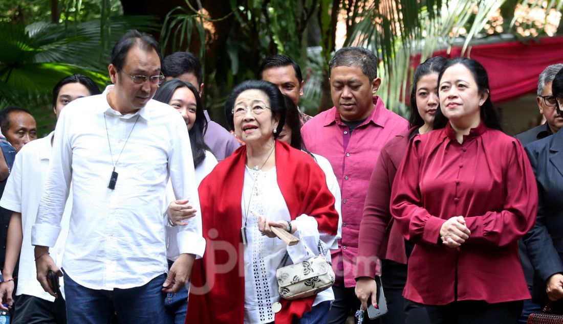 Presiden RI ke-5 sekaligus Ketua Umum PDIP Megawati Soekarnoputri bersama keluarganya menggunakan hak pilih pada Pilkada 2024 di TPS 024, Kebagusan, Jakarta Selatan, Rabu (27/11). - JPNN.com