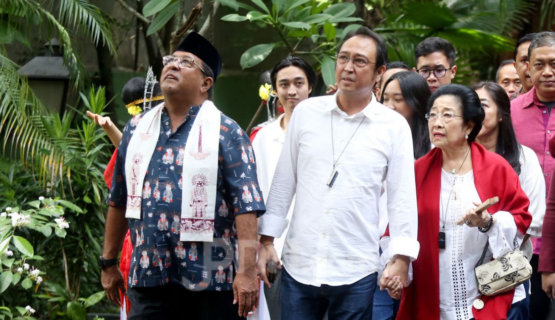 Presiden RI ke-5 sekaligus Ketua Umum PDIP Megawati Soekarnoputri bersama keluarganya menggunakan hak pilih pada Pilkada 2024 di TPS 024, Kebagusan, Jakarta Selatan, Rabu (27/11). - JPNN.com