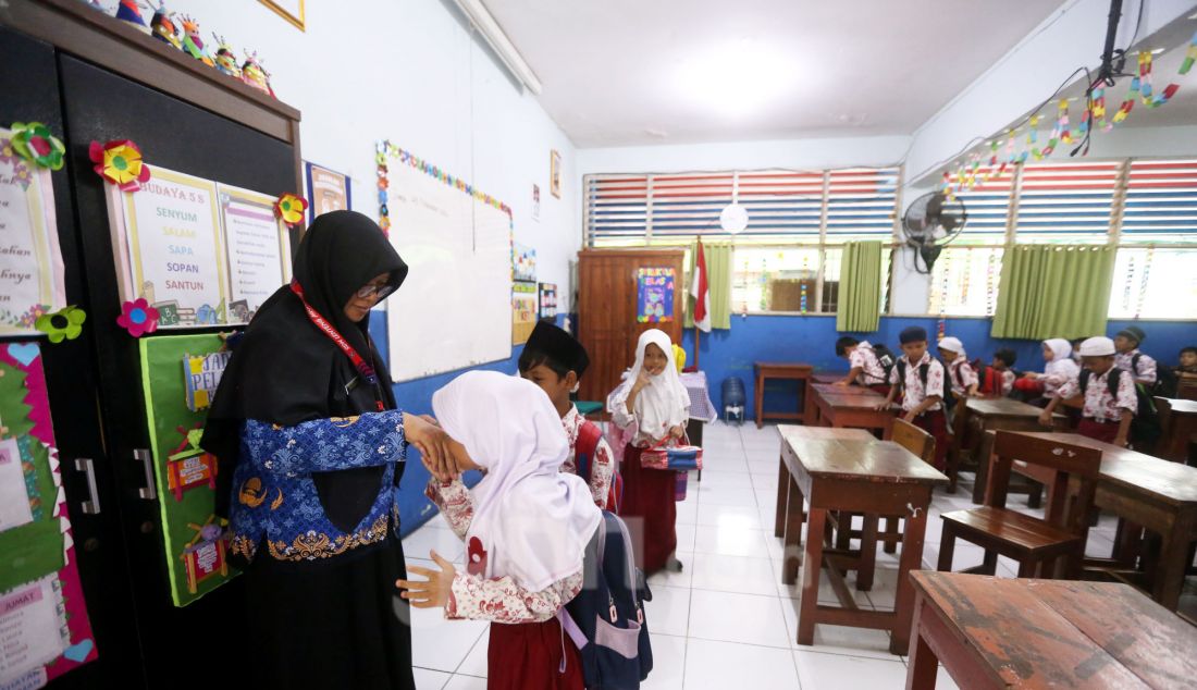 Guru saat berada di ruang kelas SDN 09 Lenteng Agung, Jakarta Selatan, Jakarta, Jumat (29/11). Presiden Prabowo Subianto menaikan gaji guru yang berstatus aparatur sipil negara (ASN) dan non-ASN. Guru ASN mendapat tambahan sebesar satu kali gaji pokok. Guru non ASN nilai tunjangan profesinya ditingkatkan menjadi Rp2 juta. Anggaran untuk program kesejahteraan guru ASN dan non-ASN pada 2025 menjadi Rp81,6 Triliun. Peningkatan anggaran tersebut menjadi sejarah pertama sejak berdirinya Indonesia. - JPNN.com