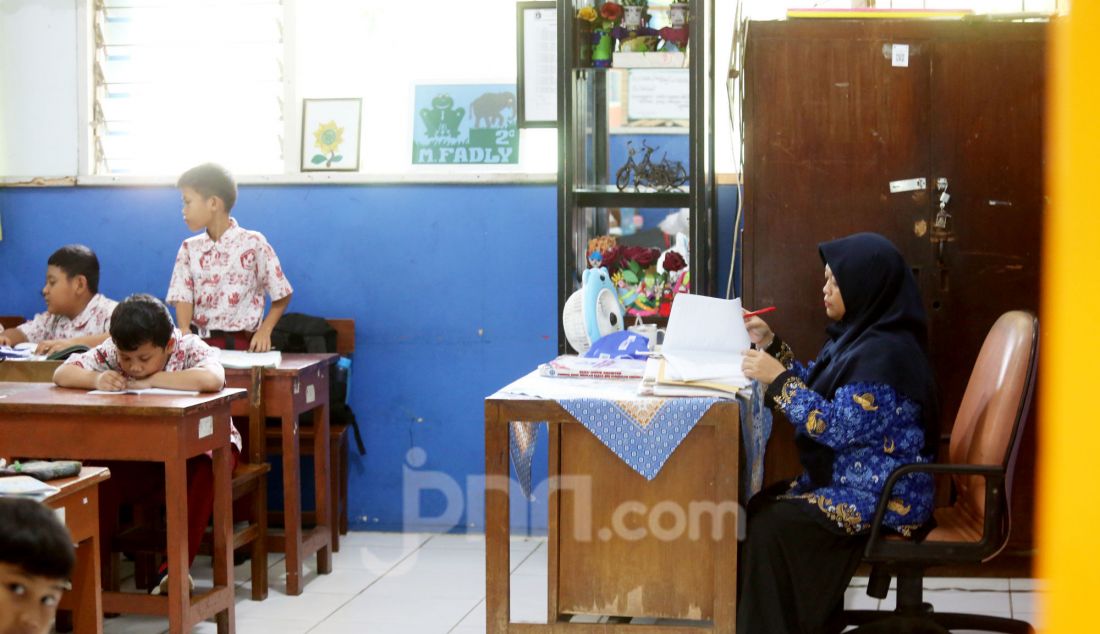 Guru saat berada di ruang kelas SDN 09 Lenteng Agung, Jakarta Selatan, Jakarta, Jumat (29/11). Presiden Prabowo Subianto menaikan gaji guru yang berstatus aparatur sipil negara (ASN) dan non-ASN. Guru ASN mendapat tambahan sebesar satu kali gaji pokok. Guru non ASN nilai tunjangan profesinya ditingkatkan menjadi Rp2 juta. Anggaran untuk program kesejahteraan guru ASN dan non-ASN pada 2025 menjadi Rp81,6 Triliun. Peningkatan anggaran tersebut menjadi sejarah pertama sejak berdirinya Indonesia. - JPNN.com