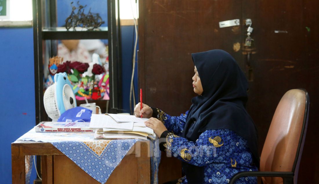 Guru saat berada di ruang kelas SDN 09 Lenteng Agung, Jakarta Selatan, Jakarta, Jumat (29/11). Presiden Prabowo Subianto menaikan gaji guru yang berstatus aparatur sipil negara (ASN) dan non-ASN. Guru ASN mendapat tambahan sebesar satu kali gaji pokok. Guru non ASN nilai tunjangan profesinya ditingkatkan menjadi Rp2 juta. Anggaran untuk program kesejahteraan guru ASN dan non-ASN pada 2025 menjadi Rp81,6 Triliun. Peningkatan anggaran tersebut menjadi sejarah pertama sejak berdirinya Indonesia. - JPNN.com