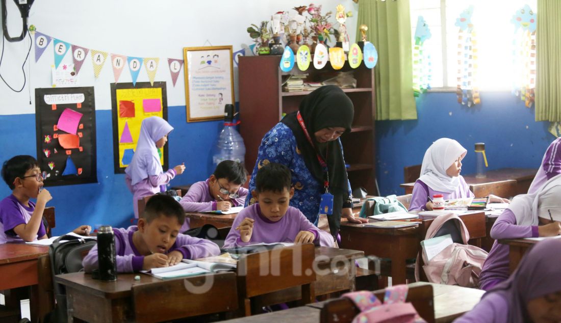 Guru saat berada di ruang kelas SDN 09 Lenteng Agung, Jakarta Selatan, Jakarta, Jumat (29/11). Presiden Prabowo Subianto menaikan gaji guru yang berstatus aparatur sipil negara (ASN) dan non-ASN. Guru ASN mendapat tambahan sebesar satu kali gaji pokok. Guru non ASN nilai tunjangan profesinya ditingkatkan menjadi Rp2 juta. Anggaran untuk program kesejahteraan guru ASN dan non-ASN pada 2025 menjadi Rp81,6 Triliun. Peningkatan anggaran tersebut menjadi sejarah pertama sejak berdirinya Indonesia. - JPNN.com