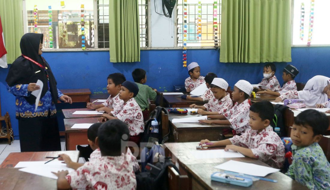 Guru saat berada di ruang kelas SDN 09 Lenteng Agung, Jakarta Selatan, Jakarta, Jumat (29/11). Presiden Prabowo Subianto menaikan gaji guru yang berstatus aparatur sipil negara (ASN) dan non-ASN. Guru ASN mendapat tambahan sebesar satu kali gaji pokok. Guru non ASN nilai tunjangan profesinya ditingkatkan menjadi Rp2 juta. Anggaran untuk program kesejahteraan guru ASN dan non-ASN pada 2025 menjadi Rp81,6 Triliun. Peningkatan anggaran tersebut menjadi sejarah pertama sejak berdirinya Indonesia. - JPNN.com