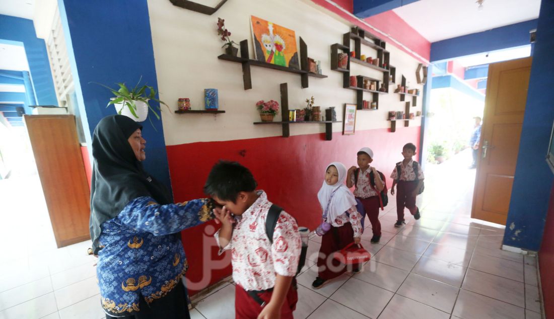 Guru saat berada di ruang kelas SDN 09 Lenteng Agung, Jakarta Selatan, Jakarta, Jumat (29/11). Presiden Prabowo Subianto menaikan gaji guru yang berstatus aparatur sipil negara (ASN) dan non-ASN. Guru ASN mendapat tambahan sebesar satu kali gaji pokok. Guru non ASN nilai tunjangan profesinya ditingkatkan menjadi Rp2 juta. Anggaran untuk program kesejahteraan guru ASN dan non-ASN pada 2025 menjadi Rp81,6 Triliun. Peningkatan anggaran tersebut menjadi sejarah pertama sejak berdirinya Indonesia. - JPNN.com