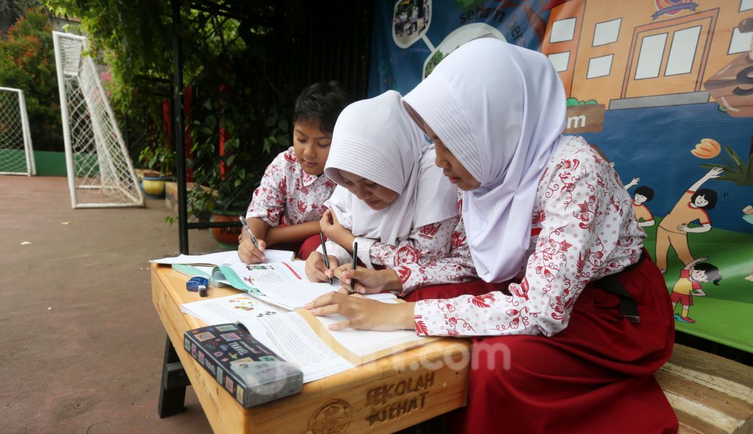 Murid SDN Lenteng Agung 09 saat belajar dengan meja dan bangku daur ulang di halaman sekolah, Jakarta, Jumat (29/11). Nestle Indonesia akan meluncurkan program distribusi 5.000 bangku daur ulang berbahan plastik pascakonsumsi ke sekolah dasar di Jakarta, Bandung, Bogor, dan Bandar Lampung. - JPNN.com