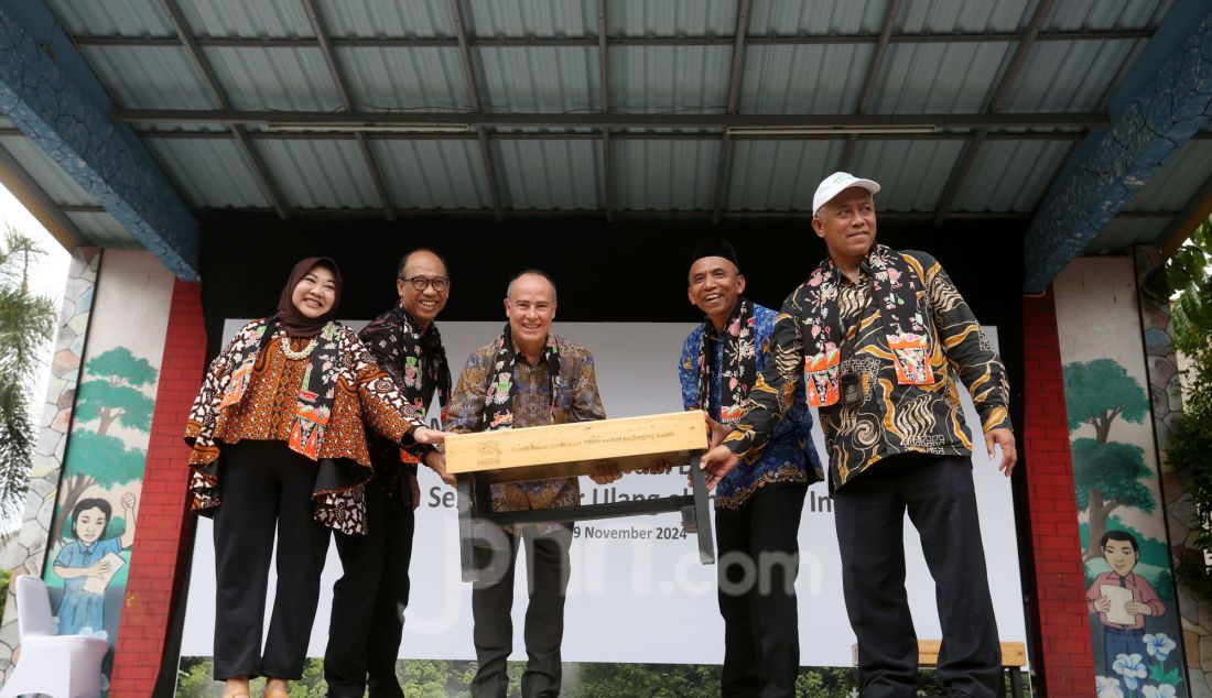 Presiden Direktur PT Nestle Indonesia Samer Chedid (ketiga kiri) secara simbolis menyerahkan bangku daur ulang plastik pasca konsumsi kepada Kepala Suku Dinas Pendidikan Wilayah 2 Jakarta Selatan Sarwoko (kedua kanan) disaksikan oleh Kepala Kemitraan Gerakan Sekolah Sehat Kementerian Pendidikan Dasar dan Menengah Republik Indonesia Catur Budi Santoso (kanan), Direktorat Pengelolaan Sampah Kementerian Lingkungan Hidup Republik Indonesia Agus Supriyanto (kedua kiri), dan Direktur Corporate Affairs & Sustainability PT Nestlé Indonesia Sufintri Rahayu (kiri), Jakarta, Jumat (29/11). - JPNN.com