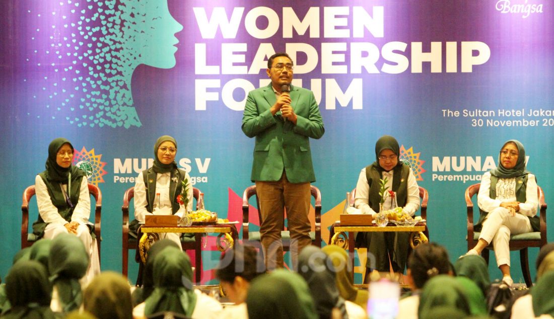 Kiri: Sekretaris Perempuan Bangsa (PB) Miftah, Pembina PB Rustini Murtado, Wakil Ketua Umum DPP PKB Jazilul Fawaid, Ketum PB Siti Mukaromah, Stering Comite Nadlifah saat acara Women Leadership Forum (WLF), Jakarta, Sabtu (30/11). Kenaikan perolehan suara Partai Kebangkitan Bangsa dari 13.570.097 menjadi 16.115.655 tidak lepas dari peran kader-kader perempuan PKB yang ada dalam badan otonom PKB, Perempuan Bangsa. - JPNN.com