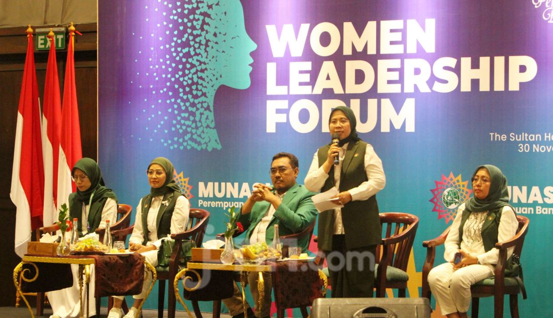 Kiri: Sekretaris Perempuan Bangsa (PB) Miftah, Pembina PB Rustini Murtado, Wakil Ketua Umum DPP PKB Jazilul Fawaid, Ketum PB Siti Mukaromah, Stering Comite Nadlifah saat acara Women Leadership Forum (WLF), Jakarta, Sabtu (30/11). Kenaikan perolehan suara Partai Kebangkitan Bangsa dari 13.570.097 menjadi 16.115.655 tidak lepas dari peran kader-kader perempuan PKB yang ada dalam badan otonom PKB, Perempuan Bangsa. - JPNN.com