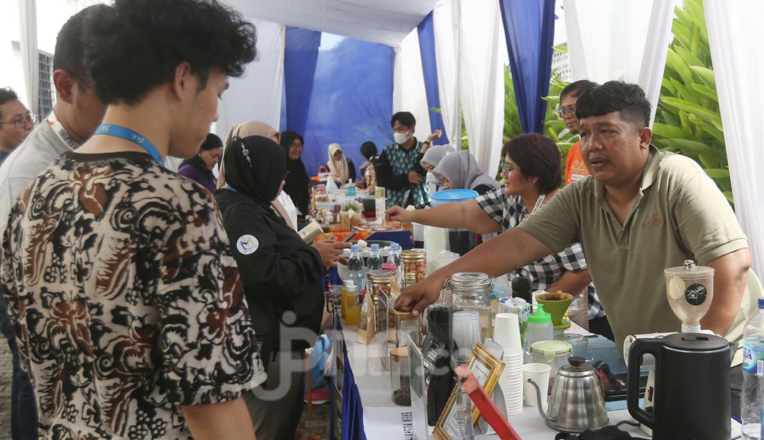 Pengunjung saat mengunjungi stan di acara Seminar dan Bazaar Womenpreneur 2024, Jakarta, Sabtu (30/11). Philippine Women's Association Indonesia bersama dengan Netralnews.com, dan didukung penuh oleh Kedutaan Besar Republik Filipina, menyelenggarakan acara Seminar dan Bazaar Womenpreneur 2024. Acara ini merupakan momen istimewa untuk mempererat persahabatan antara Filipina dan Indonesia, sekaligus memperingati 45 tahun hubungan diplomatik kedua negara. - JPNN.com