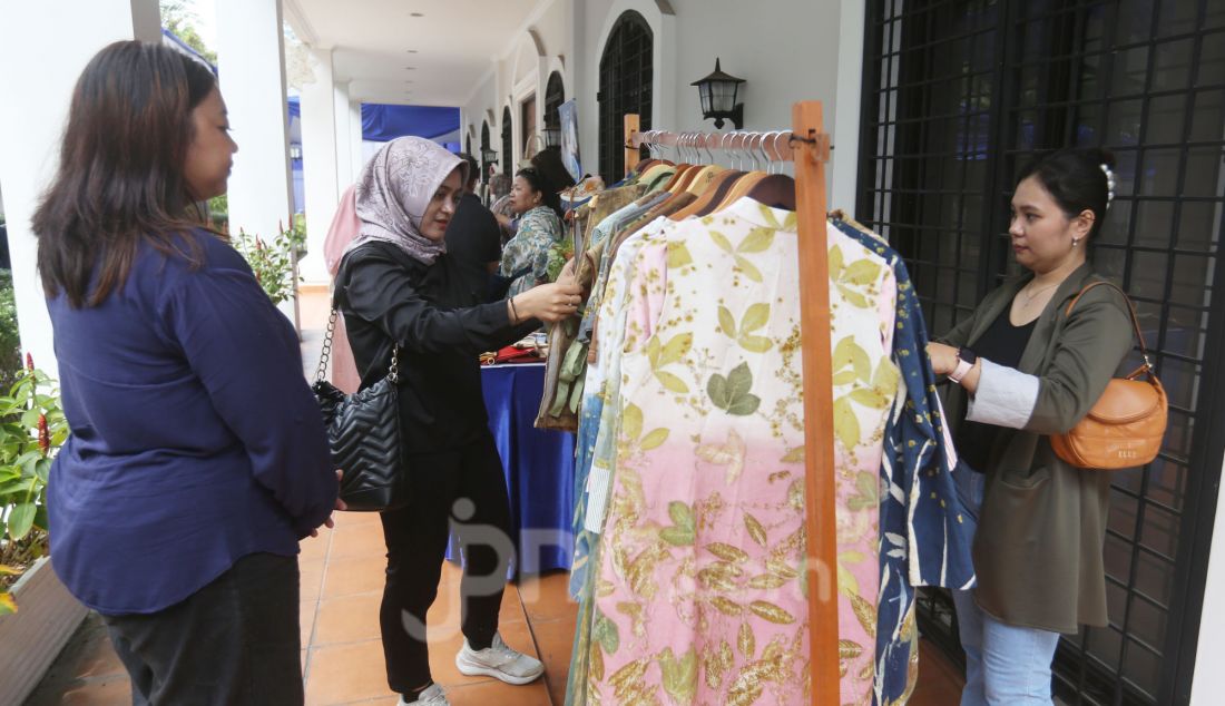 Pengunjung saat mengunjungi stan di acara Seminar dan Bazaar Womenpreneur 2024, Jakarta, Sabtu (30/11). Philippine Women's Association Indonesia bersama dengan Netralnews.com, dan didukung penuh oleh Kedutaan Besar Republik Filipina, menyelenggarakan acara Seminar dan Bazaar Womenpreneur 2024. Acara ini merupakan momen istimewa untuk mempererat persahabatan antara Filipina dan Indonesia, sekaligus memperingati 45 tahun hubungan diplomatik kedua negara. - JPNN.com