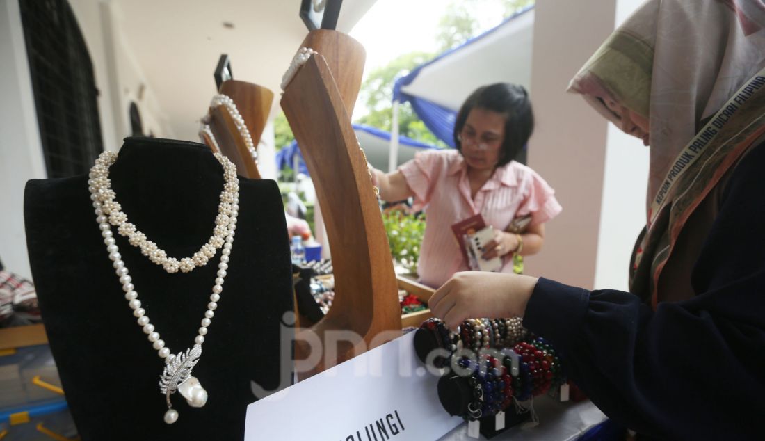 Pengunjung saat mengunjungi stan di acara Seminar dan Bazaar Womenpreneur 2024, Jakarta, Sabtu (30/11). Philippine Women's Association Indonesia bersama dengan Netralnews.com, dan didukung penuh oleh Kedutaan Besar Republik Filipina, menyelenggarakan acara Seminar dan Bazaar Womenpreneur 2024. Acara ini merupakan momen istimewa untuk mempererat persahabatan antara Filipina dan Indonesia, sekaligus memperingati 45 tahun hubungan diplomatik kedua negara. - JPNN.com