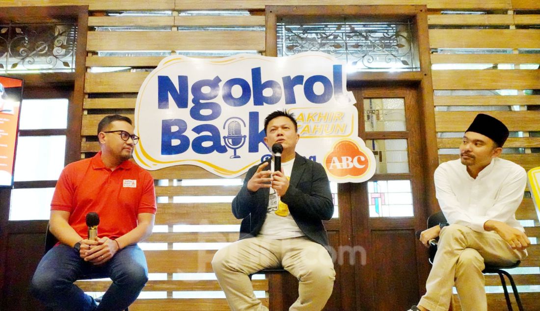 Head of External Communication ABC Indonesia Andrew Hallatu, Head of Research & Development ABC Indonesia Indra Ishak dan Food Enthusiast sekaligus founder MasakTV Roby Bagindo dalam acara ‘Ngobrol Baik Bareng ABC’ (NBBA), Jakarta, Rabu (4/12). NBBA kali ini hadir sebagai bagian dari kampanye ‘ABC - Ahlinya Buat Citarasa’ untuk mengajak masyarakat terus membuka wawasan dan semakin menghargai kekayaan citarasa, sekaligus menekankan dedikasi ABC dalam menciptakan citarasa makanan yang otentik. - JPNN.com