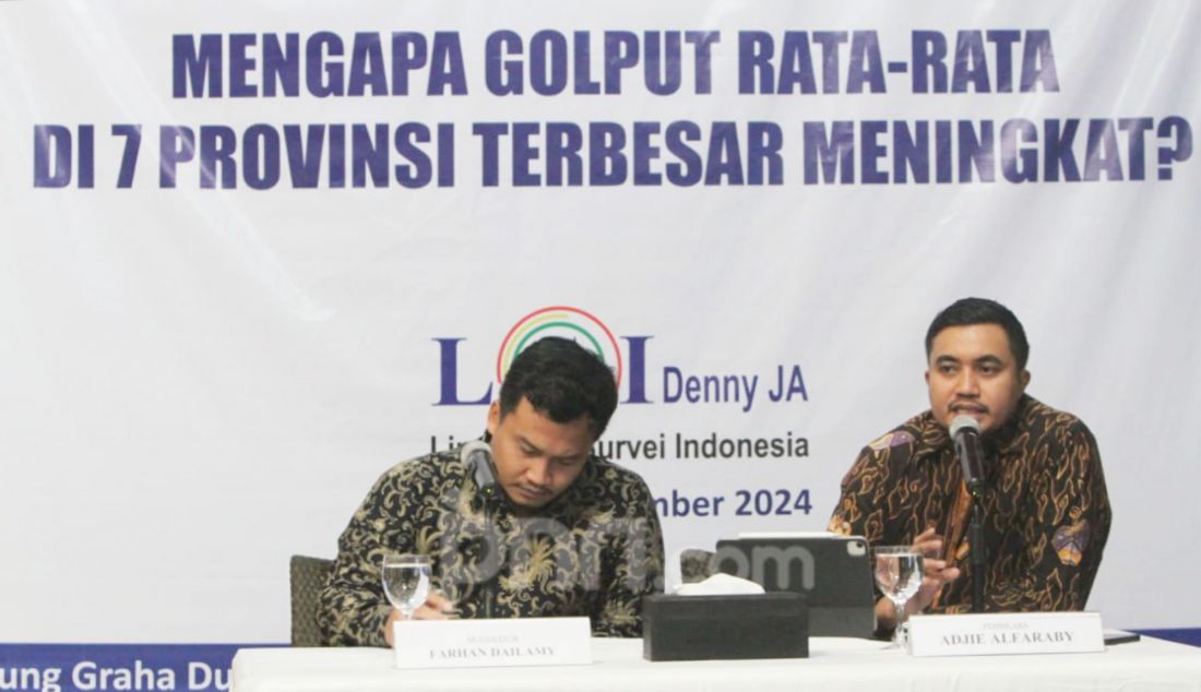 Peneliti senior LSI Denny JA, Adjie Alfaraby (kanan) memaparkan hasil temuan dan survei nasional bertema Mengapa Golput Rata-Rata di 7 Provinsi Terbesar Meningkat?, Jakarta, Rabu (4/12). Golput Pilgub 7 provinsi terbesar di Indonesia mencapai 37,63 persen. Sedangkan 30-47 Persen pemilih lebih memilih tidak hadir di TPS, dikarenakan kelelahan pemilu dari Pilpres dan pileg 2024 sehingga pertarungan Pilkada jadi kurang daya tariknya. - JPNN.com