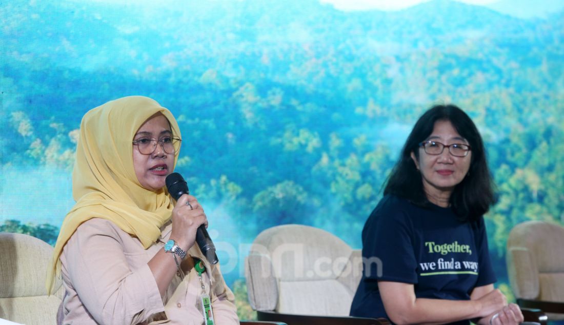 Sekretaris Ditjen KSDAE Kementerian Kehutanan Ammy Nurwati (kiri) dan Direktur Eksekutif YKAN Herlina Hartanto pada acara Konferensi Pers Perayaan 10 Tahun Yayasan Konservasi Alam Nusantara, Jakarta, Rabu (4/12). Dalam satu dekade terakhir, Yayasan Konservasi Alam Nusantara (YKAN), bekerja erat bersama mitra, telah menjadi katalisator perubahan untuk melindungi alam dan melestarikan kehidupan di beberapa wilayah di Indonesia. Merayakan satu dekade penuh dedikasi dalam konservasi, YKAN mengadakan perayaan ulang tahun ke-10 dengan mengusung tema ‘Together, We Find a Way’. - JPNN.com