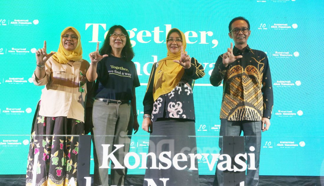 Sekretaris Ditjen KSDAE Kementerian Kehutanan Ammy Nurwati, Direktur Eksekutif YKAN Herlina Hartanto, Bupati Berau Sri Juniarsih Mas dan Petambak dari Kampung Pegat Batumbuk, Kabupaten Berau, Kalimantan Timur Herdin pada acara Konferensi Pers Perayaan 10 Tahun Yayasan Konservasi Alam Nusantara, Jakarta, Rabu (4/12). Dalam satu dekade terakhir, Yayasan Konservasi Alam Nusantara (YKAN), bekerja erat bersama mitra, telah menjadi katalisator perubahan untuk melindungi alam dan melestarikan kehidupan di beberapa wilayah di Indonesia. Merayakan satu dekade penuh dedikasi dalam konservasi, YKAN mengadakan perayaan ulang tahun ke-10 dengan mengusung tema ‘Together, We Find a Way’. - JPNN.com