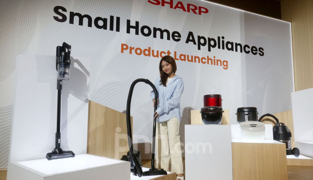 Model saat menunjukkan rice cooker dan vacuum cleaner pada peluncuran produk Sharp Jakarta, Kamis (5/12). Sebagai negara dengan populasi terbesar ke empat di dunia menjadikan Indonesia sebagai salah satu negara yang memiliki minat tinggi terhadap produk rumah tangga yang praktis dan efisien. Menjawab tantangan ini, Sharp menghadirkan produk small home appliances untuk rice cooker dan vacuum cleaner terbaru yang canggih dan praktis. - JPNN.com