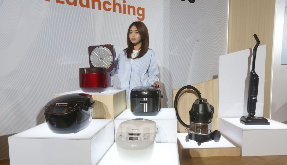 Model saat menunjukkan rice cooker dan vacuum cleaner pada peluncuran produk Sharp Jakarta, Kamis (5/12). Sebagai negara dengan populasi terbesar ke empat di dunia menjadikan Indonesia sebagai salah satu negara yang memiliki minat tinggi terhadap produk rumah tangga yang praktis dan efisien. Menjawab tantangan ini, Sharp menghadirkan produk small home appliances untuk rice cooker dan vacuum cleaner terbaru yang canggih dan praktis. - JPNN.com