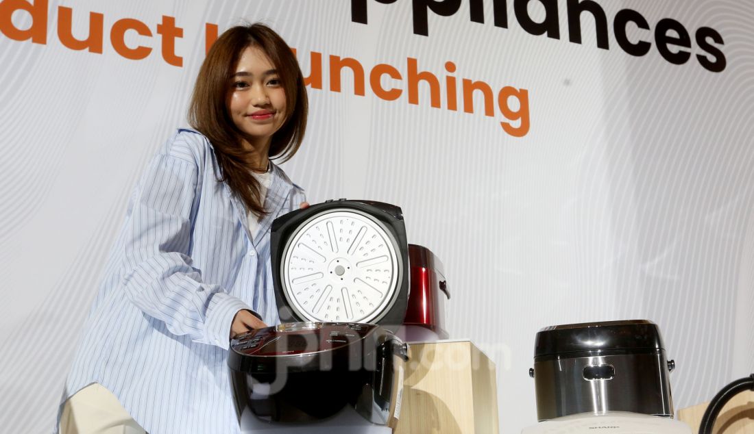 Model saat menunjukkan rice cooker dan vacuum cleaner pada peluncuran produk Sharp Jakarta, Kamis (5/12). Sebagai negara dengan populasi terbesar ke empat di dunia menjadikan Indonesia sebagai salah satu negara yang memiliki minat tinggi terhadap produk rumah tangga yang praktis dan efisien. Menjawab tantangan ini, Sharp menghadirkan produk small home appliances untuk rice cooker dan vacuum cleaner terbaru yang canggih dan praktis. - JPNN.com