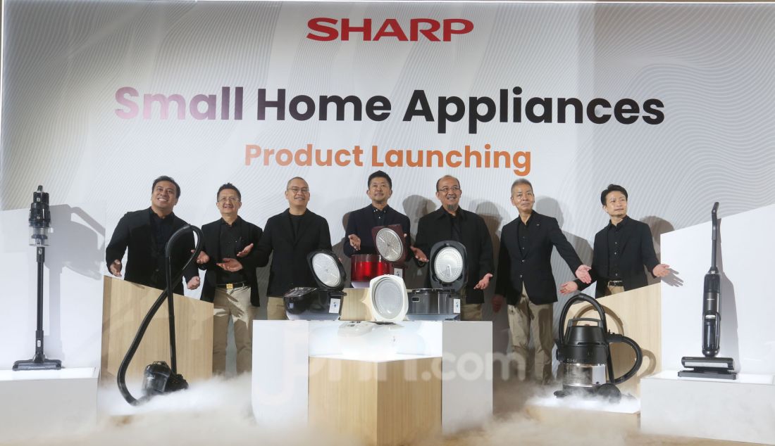 President Director PT Sharp Electronics Indonesia Shinji Teraoka bersama jajarannya saat meluncurkan rice cooker dan vacuum cleaner, Jakarta, Kamis (5/12). Sebagai negara dengan populasi terbesar ke empat di dunia menjadikan Indonesia sebagai salah satu negara yang memiliki minat tinggi terhadap produk rumah tangga yang praktis dan efisien. Menjawab tantangan ini, Sharp menghadirkan produk small home appliances untuk rice cooker dan vacuum cleaner terbaru yang canggih dan praktis. - JPNN.com