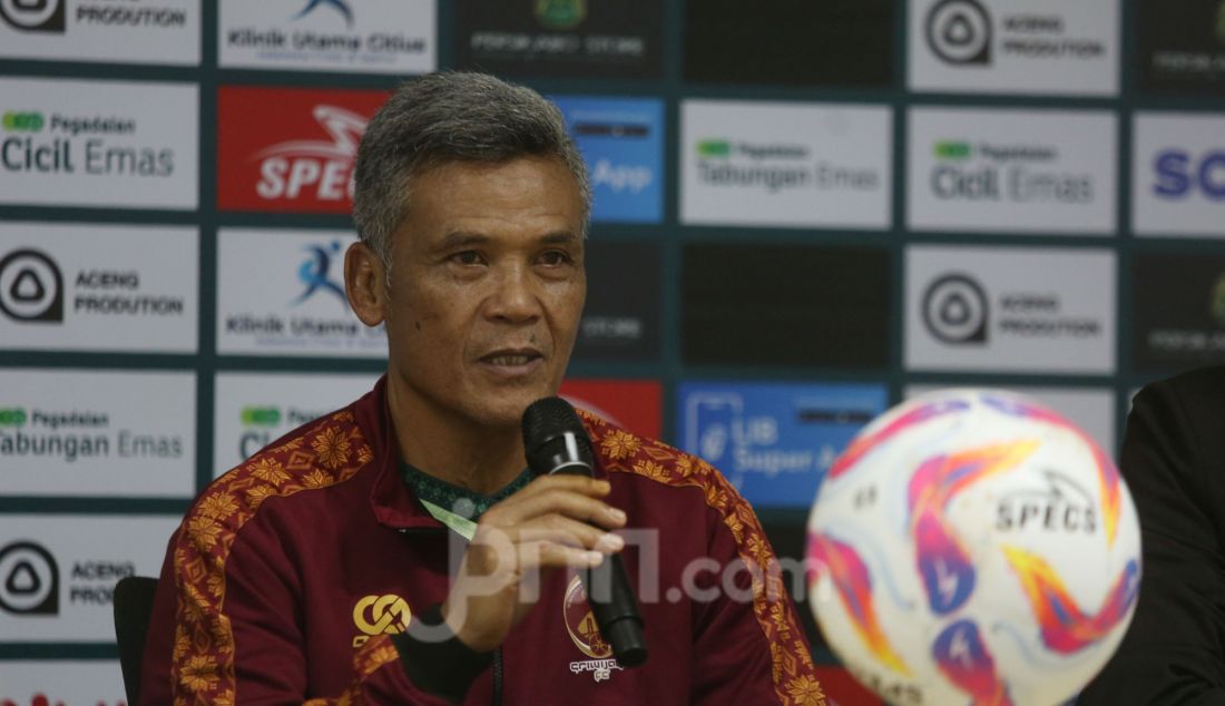 Pelatih Sriwijaya FC Hendri Susilo memberikan keterangan pers seusai sesi latihan menjelang melawan Persikabo 1973 di Stadion Pakansari, Cibinong, Kabupaten Bogor, Rabu (18/12). - JPNN.com