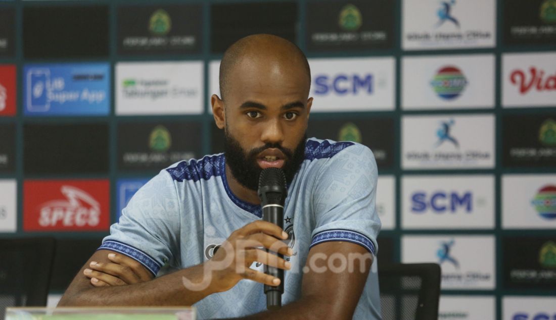 Pemain Sriwijaya FC Meghon Valpoort memberikan keterangan pers seusai sesi latihan menjelang melawan Persikabo 1973 di Stadion Pakansari, Cibinong, Kabupaten Bogor, Rabu (18/12). - JPNN.com