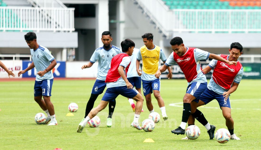 Sejumlah pemain Sriwijaya FC saat menjalani sesi latihan menjelang melawan Persikabo 1973 di Stadion Pakansari, Cibinong, Kabupaten Bogor, Rabu (18/12). - JPNN.com