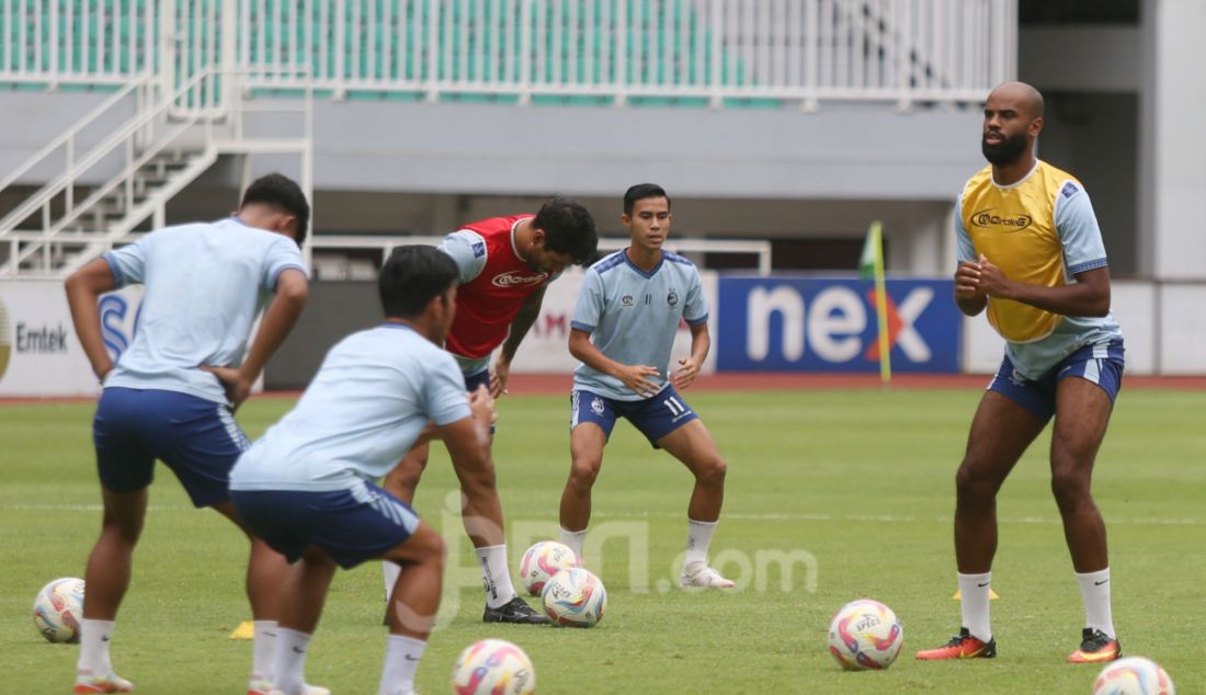 Sejumlah pemain Sriwijaya FC saat menjalani sesi latihan menjelang melawan Persikabo 1973 di Stadion Pakansari, Cibinong, Kabupaten Bogor, Rabu (18/12). - JPNN.com