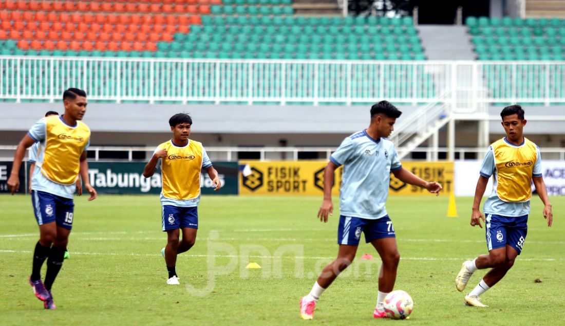 Sejumlah pemain Sriwijaya FC saat menjalani sesi latihan menjelang melawan Persikabo 1973 di Stadion Pakansari, Cibinong, Kabupaten Bogor, Rabu (18/12). - JPNN.com