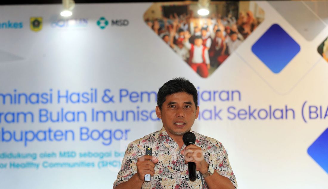 Kepala Bidang P2P Dinas Kesehatan Kabupaten Bogor Adang Mulyana saat acara Program Bulan Imunisasi Anak Sekolah (BIAS), Kabupaten Bogor, Jawa Barat, Kamis (19/12). Yayasan Jalin Komunikasi Indonesia (Jalin Foundation) bekerja sama dengan Kementerian Kesehatan dan Dinas Kesehatan Kabupaten Bogor, telah berhasil menggelar kampanye #ImunisasiItuBaik dan #ImunisasiPasti sebagai upaya untuk mengatasi kesenjangan cakupan imunisasi pada program Bulan Imunisasi Anak Sekolah (BIAS) di Kabupaten Bogor, Jawa Barat. Program ini didukung oleh MSD (nama dagang Merck & Co., Inc., Rahway, N.J., USA), melalui program Solutions for Healthy Communities. Dengan tujuan untuk meningkatkan cakupan imunisasi di masyarakat yang kurang terlayani, melalui perilaku yang inklusif, pendekatan sosial dan kolaborasi lintas sektor, program ini telah berhasil meningkatkan cakupan imunisasi anak di Kabupaten Bogor. - JPNN.com