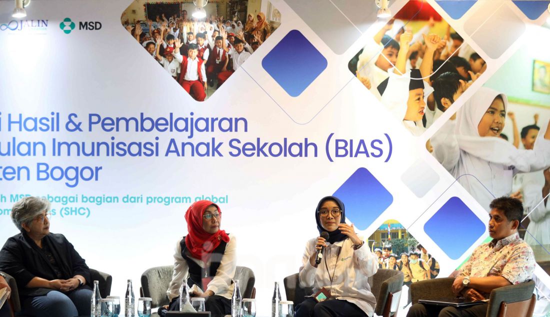 Kiri: Executive Director Jalin Foundation Dian Rosdiana, Ketua Tim Kerja Imunisasi Usia Sekolah dan Sumber Daya, Direktorat Pengelolaan Imunisasi Kementerian Kesehatan, dr. Lily Banonah, Ketua Tim Kerja Strategi Komunikasi, Informasi, dan Edukasi Kesehatan Kementerian Kesehatan, Dhefi Ratnawati dan Kepala Bidang P2P Dinas Kesehatan Kabupaten Bogor Adang Mulyana saat acara Program Bulan Imunisasi Anak Sekolah (BIAS), Kabupaten Bogor, Jawa Barat, Kamis (19/12). - JPNN.com