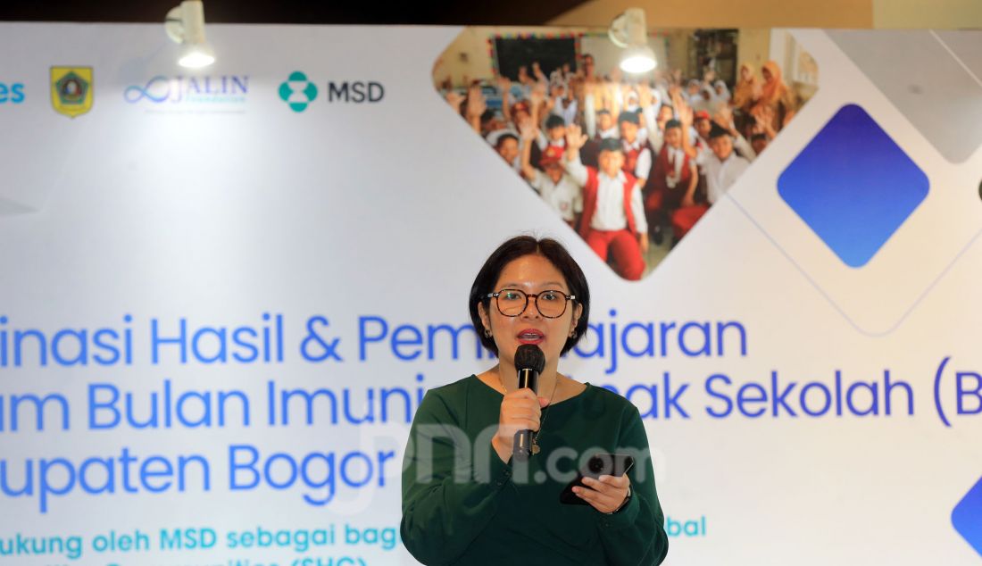 Social Business Innovation Director MSD Asia Pacific Rose Lauren Mariano saat acara Program Bulan Imunisasi Anak Sekolah (BIAS), Kabupaten Bogor, Jawa Barat, Kamis (19/12). Yayasan Jalin Komunikasi Indonesia (Jalin Foundation) bekerja sama dengan Kementerian Kesehatan dan Dinas Kesehatan Kabupaten Bogor, telah berhasil menggelar kampanye #ImunisasiItuBaik dan #ImunisasiPasti sebagai upaya untuk mengatasi kesenjangan cakupan imunisasi pada program Bulan Imunisasi Anak Sekolah (BIAS) di Kabupaten Bogor, Jawa Barat. Program ini didukung oleh MSD (nama dagang Merck & Co., Inc., Rahway, N.J., USA), melalui program Solutions for Healthy Communities. Dengan tujuan untuk meningkatkan cakupan imunisasi di masyarakat yang kurang terlayani, melalui perilaku yang inklusif, pendekatan sosial dan kolaborasi lintas sektor, program ini telah berhasil meningkatkan cakupan imunisasi anak di Kabupaten Bogor. - JPNN.com