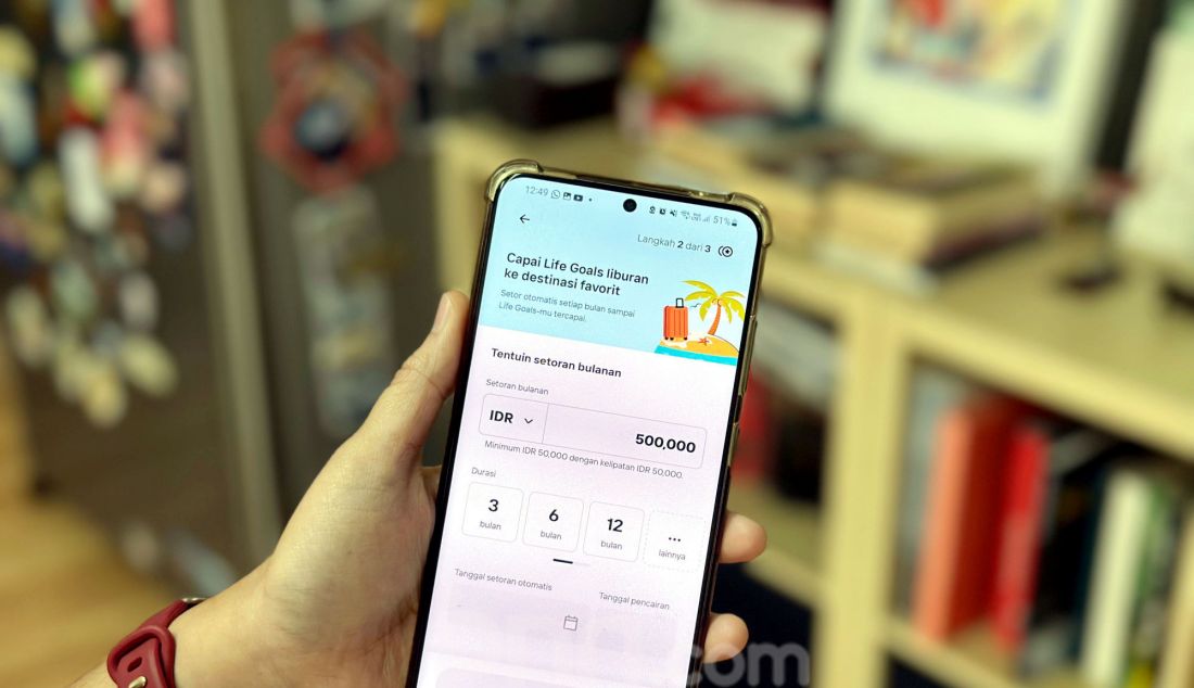 Warga saat menggunakan fitur Life Goals di aplikasi wondr by BNI, Jakarta, Sabtu (21/12). Fitur Life Goals dapat menyesuaikan tujuan tabungan nasabah sesuai tujuan menabungmu seperti menabung untuk keperluan liburan, pendidikan, uang muka rumah, gadget, kendaraan ataupun persiapan pernikahan dan tujuan lainnya. Kamu juga bisa menentukan dari target akhir menabungmu atau berdasarkan kemampuan bulanan, sehingga setiap nasabah dapat merancang strategi finansial yang sesuai. - JPNN.com