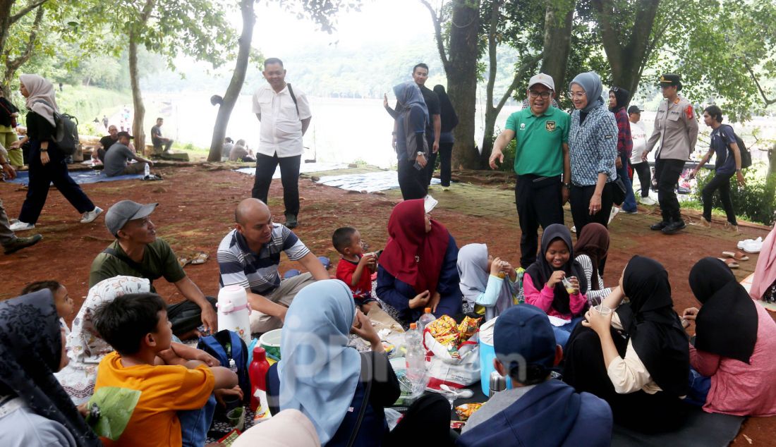 Menteri Koordinator (Menko) Bidang Pemberdayaan Masyarakat (PM) Muhaimin Iskandar saat melakukan kunjungan ke Taman Margasatwa Ragunan untuk mengecek kesiapan saat momen libur Natal di Ragunan, Jakarta, Rabu, (25/12). Dalam kesempatan tersebut, Cak Imim mendorong agar usaha mikro, kecil, dan menengah (UMKM) terus tumbuh di tempat pariwisata. Salah satunya di Taman Margasatwa Ragunan, Jakarta Selatan. - JPNN.com