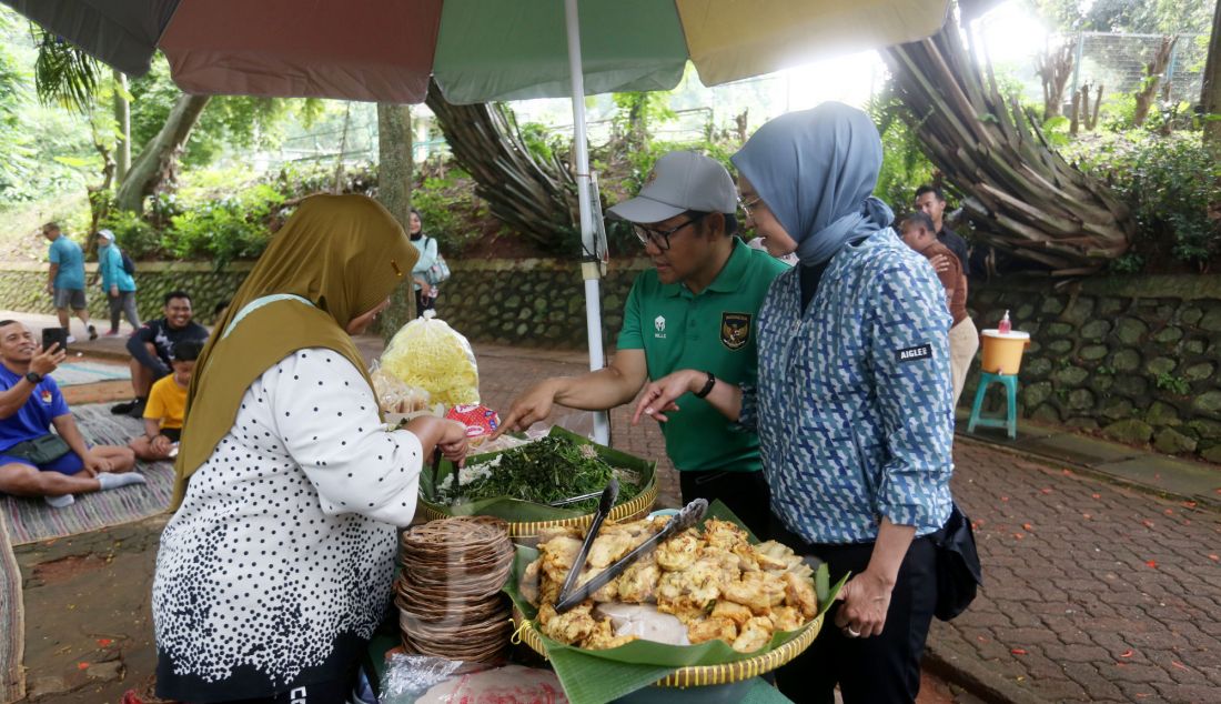 Menteri Koordinator (Menko) Bidang Pemberdayaan Masyarakat (PM) Muhaimin Iskandar saat melakukan kunjungan ke Taman Margasatwa Ragunan untuk mengecek kesiapan saat momen libur Natal di Ragunan, Jakarta, Rabu, (25/12). Dalam kesempatan tersebut, Cak Imim mendorong agar usaha mikro, kecil, dan menengah (UMKM) terus tumbuh di tempat pariwisata. Salah satunya di Taman Margasatwa Ragunan, Jakarta Selatan. - JPNN.com