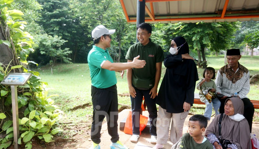 Menteri Koordinator (Menko) Bidang Pemberdayaan Masyarakat (PM) Muhaimin Iskandar saat melakukan kunjungan ke Taman Margasatwa Ragunan untuk mengecek kesiapan saat momen libur Natal di Ragunan, Jakarta, Rabu, (25/12). Dalam kesempatan tersebut, Cak Imim mendorong agar usaha mikro, kecil, dan menengah (UMKM) terus tumbuh di tempat pariwisata. Salah satunya di Taman Margasatwa Ragunan, Jakarta Selatan. - JPNN.com