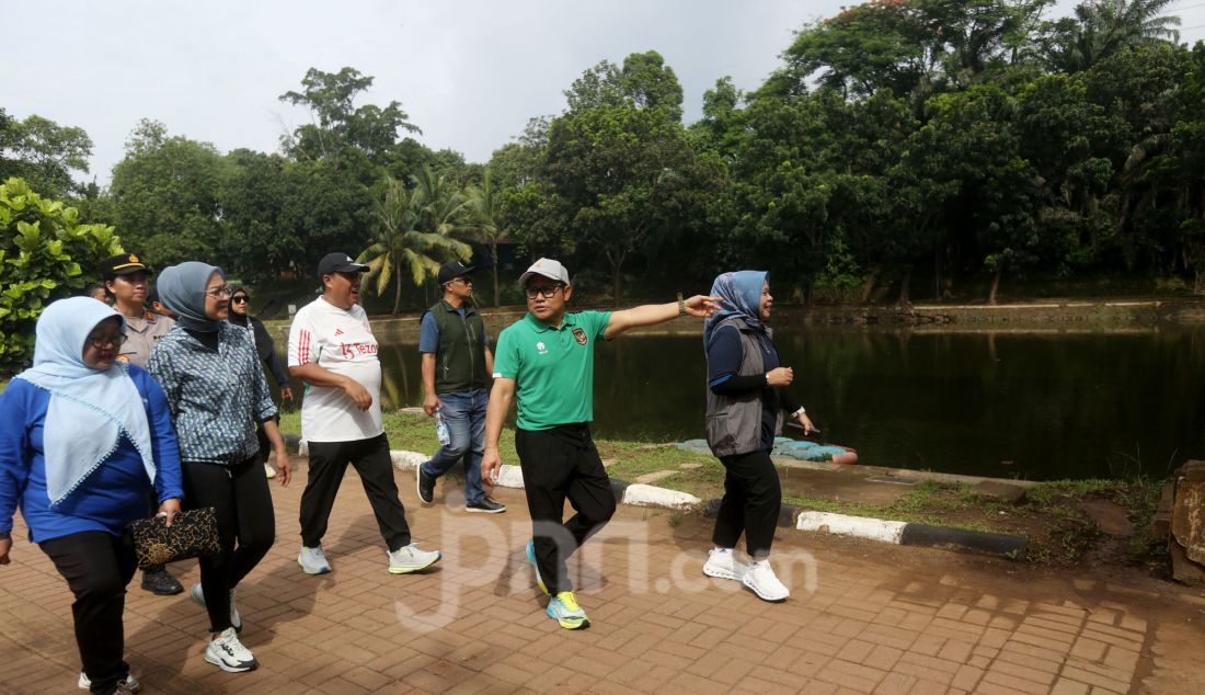 Menteri Koordinator (Menko) Bidang Pemberdayaan Masyarakat (PM) Muhaimin Iskandar saat melakukan kunjungan ke Taman Margasatwa Ragunan untuk mengecek kesiapan saat momen libur Natal di Ragunan, Jakarta, Rabu, (25/12). Dalam kesempatan tersebut, Cak Imim mendorong agar usaha mikro, kecil, dan menengah (UMKM) terus tumbuh di tempat pariwisata. Salah satunya di Taman Margasatwa Ragunan, Jakarta Selatan. - JPNN.com